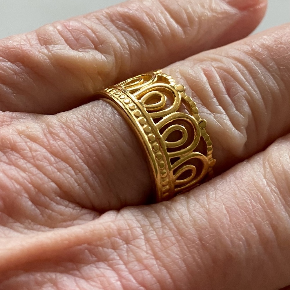 Elegant Gold Crown Ring